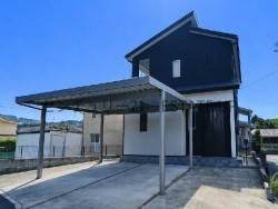 約60坪の広々敷地に駐車3台対応。納戸・ウォークインクローゼット・シューズインクローク完備で、収納力と自由度ある暮らしを実現した3SLDK邸です。