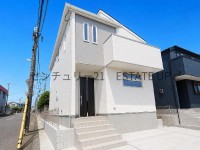 閑静な住宅街に位置し、全室2面採光で明るく風通しの良い住まい。家族が自然と集まる15帖以上のLDKを中心に、システムキッチン・24時間換気・ウォークインクローゼットなど機能的な設備が揃います。