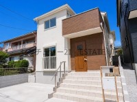 桜ヶ丘の閑静な住宅街に誕生!LDK15帖超・WIC・シューズクローク付きで収納充実。都市ガス採用&子育てグリーン住宅支援事業対象の、家計にもやさしい3LDK住宅です。