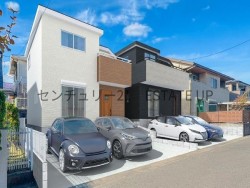 桜ヶ丘の閑静な住宅街に誕生！LDK15帖超・WIC・シューズクローク付きで収納充実。都市ガス採用＆子育てグリーン住宅支援事業対象の、家計にもやさしい3LDK住宅です。