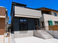 桜ヶ丘の閑静な住宅街に誕生！LDK15帖超・WIC・シューズクローク付きで収納充実。都市ガス採用＆子育てグリーン住宅支援事業対象の、家計にもやさしい3LDK住宅です。