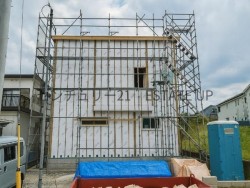 天気を気にせず家事ができるランドリースペースに、広々18帖LDKの明るい住空間。駐車3台可・パントリー付きの収納豊富な4LDK。坂之上の閑静な住宅街で、家族みんなが快適に暮らせる新築住宅。