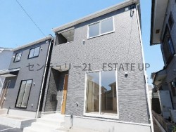 桜ヶ丘の閑静な住宅街に誕生した新築4LDK。LDK18帖超のゆとりある空間に、全居室収納・対面キッチンなど家族に嬉しい設備が充実。子育てにも安心の住環境です♪