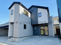 鹿児島中央駅徒歩8分、西田三丁目に誕生。重厚感あるデザインと機能美を備えたLIGAREシリーズの4LDK＋S。都市利便と上質な暮らしを叶える一邸です。