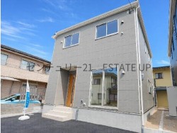 LDK17帖・全居室収納付きの4LDKの新築♪敷地内は並列駐車が可能な配置で、来客時も安心のカースペース♪家族に嬉しい快適設備が揃い周辺は落ち着いた住宅街で長く暮らせる環境です♪