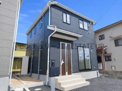 LDK16帖・全居室収納付きの4LDKの新築♪敷地内は並列駐車が可能な配置で、来客時も安心のカースペース♪家族に嬉しい快適設備が揃い周辺は落ち着いた住宅街で長く暮らせる環境です♪