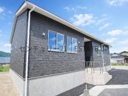 広々LDKで家族団らんの空間×収納充実の新築住宅♪リビングに和室もあり来客やキッズのスペース様々な仕様を！駐車複数台可＆住宅性能評価取得の安心住まいです。