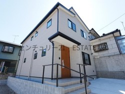 明和2丁目の新築3SLDK！LDK18帖の広々リビング＋駐車3台可のゆとりある住まい。オール電化・フラット35S対応、閑静な住宅街の新築戸建です♪