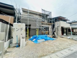 人気の永吉エリアに開放感あるLDKで和室付き新築住宅♪駐車3台以上可能で複数台所有や来客時も安心。閑静な住宅地で、子育て世帯にも安心して暮らせる環境です。