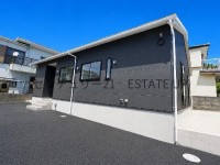 4LDK+和室構成で、将来的にワンフロア生活も可能な使い勝手の良い間取りで家族団らんの中心空間設計の新築♪敷地広々で駐車複数可能!周辺も落ち着いた住宅地で、子育て世帯に適した住環境です。